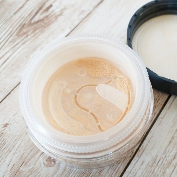 bareMinerals Hydrating Mineral Veil 0.05oz/1.5g Travel Size Mineral Makeup Sheer - Picture 5 of 6